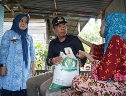 Pj Wali Kota Akbar Ali Turun Langsung Salurkan Bantuan Cadangan Beras ke Rumah Warga