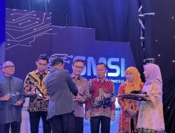 Pj Wali Kota Parepare Dianugerahi Penghargaan SMSI Award