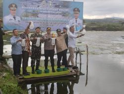 Pj Gubernur Bersama PJ Wali Kota Tabur Benur Udang Vaname di Tambak Budidaya Ikan Bacukiki