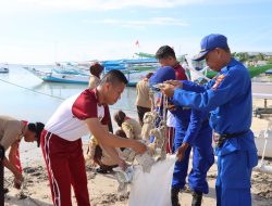 Sapu Bersih Sampah Laut di Pantai Passarang, Sat Polair Polres Majene Jaga Lingkungan