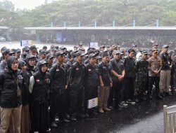 Momen Haru Petugas Pengawas Pemilu Bertahan Apel Meski Hujan Deras, Kapolres dan Tamu VIP Dibuat Basah Kuyup