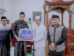 Bupati Barru Serahkan Bantuan di Masjid Besar Nurul Ittihad Pekkae