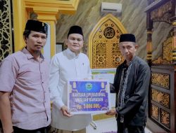 Bupati Barru Serahkan Bantuan Operasional Amaliah Ramadan di Masjid Raodhatul Muflihin Desa Galung