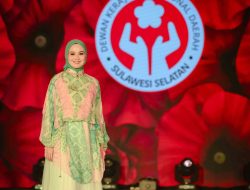 Ketua PKK Barru Tampil Memukau Pada Acara Fashion Show Dekranasda Tingkat Sulsel
