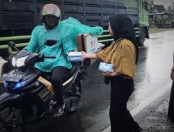 Meski Diguyur Hujan, Relawan Emak-Emak Andi Rosman di Wajo Kompak Bagi Takjil, Target 14 Kecamatan