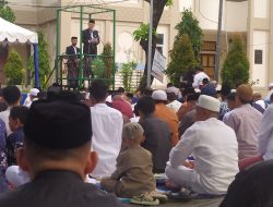 Salat Idulfitri 1445 H di Kampus Unismuh Makassar, Khatib Prof Ambo Asse Sebut Jujur dan Adil Integritas Seorang Muslim
