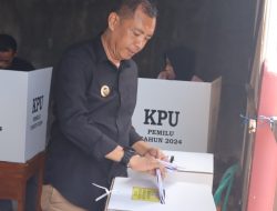 Penjabat Wali Kota Akbar Ali Nyoblos di TPS 5 Lapadde