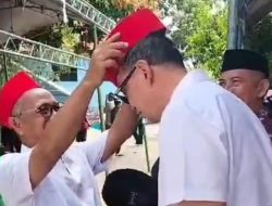 TQ  Dapat Kehormatan Dipakaikan Songkok Cella saat Melayat di Rumah Duka Almarhum Faisal Andi Sapada