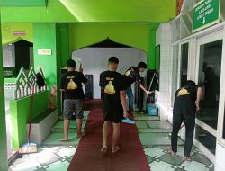 Terinspirasi Sosok ERAT, Komunitas Paccekke Gerakan Aksi Sosial Bersih-bersih Masjid