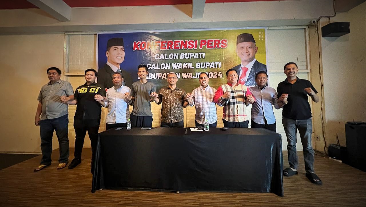 Bakal pasangan calon (Bapaslon) Buati dan Wakil Bupati Wajo, Andi Rosman - Baso Rahmanuddin berfoto bersama tokoh politik Wajo saat menggelar press conference beberapa waktu lalu. Bapaslon Ar-Rahman kembali terima rekomendasi dari Partai Demokrat. (Ist)