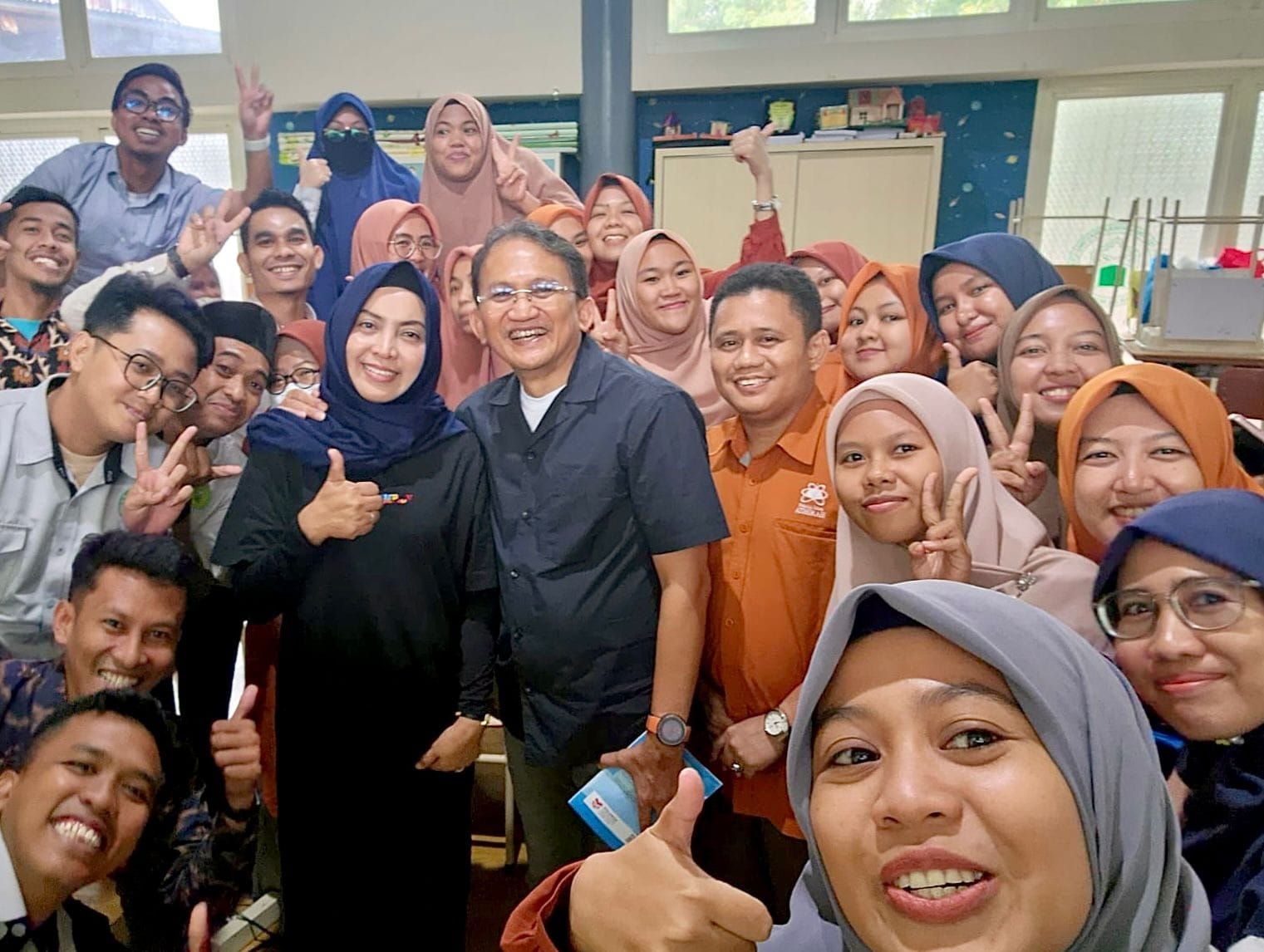 Achmad Sugiarto foto bersama guru-guru di Bone, Sulawesi Selatan.