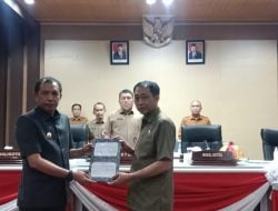 Pj Wali Kota Parepare Serahkan Ranpreda Pertanggungjawaban APBD 2023 ke DPRD