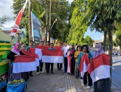 Semarakkan HUT RI SMK Negeri 1 Parepare Bagi – bagi Bendera Merah Putih Kepada Warga