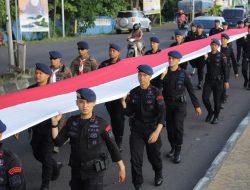 Hari Kemerdekaan RI, Brimob Sulsel Arak Bendera Merah Putih Panjang 79 Meter di Parepare