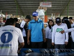 Blusukan di Kelurahan Sumpang, Andi Nurhaldin Disambut Antusias Pedagang dan Warga