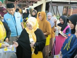 Senyum Sumringah Emak-emak Sambut Blusukan Erat Bersalam