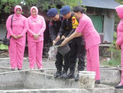 Dukung Ketahanan Pangan, Batalyon B Pelopor Satbrimob Polda Sulsel Tebar Ribuan Bibit Lele