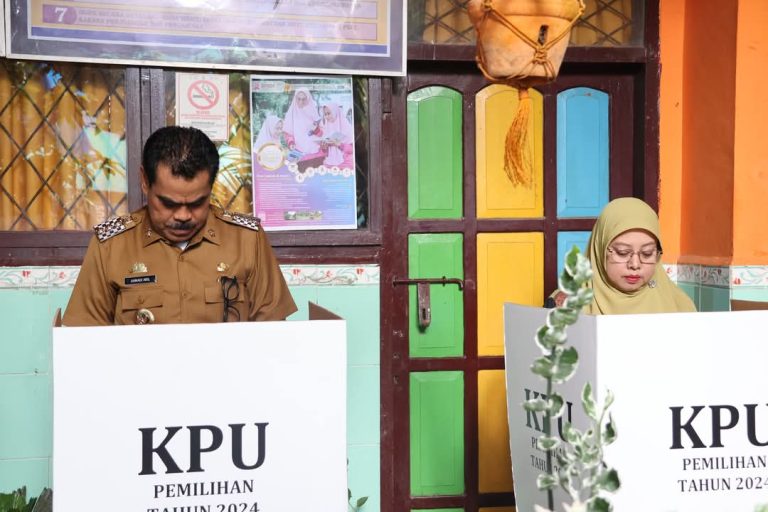 Pj Bupati Pinrang Ahamadi Bersama Istri Nyoblos Di Tps Kelurahan