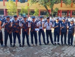 Siswa SMPN 10 Parepare Juara Turnamen Futsal, Kepsek Serahkan Trofi dan Uang Pembinaan