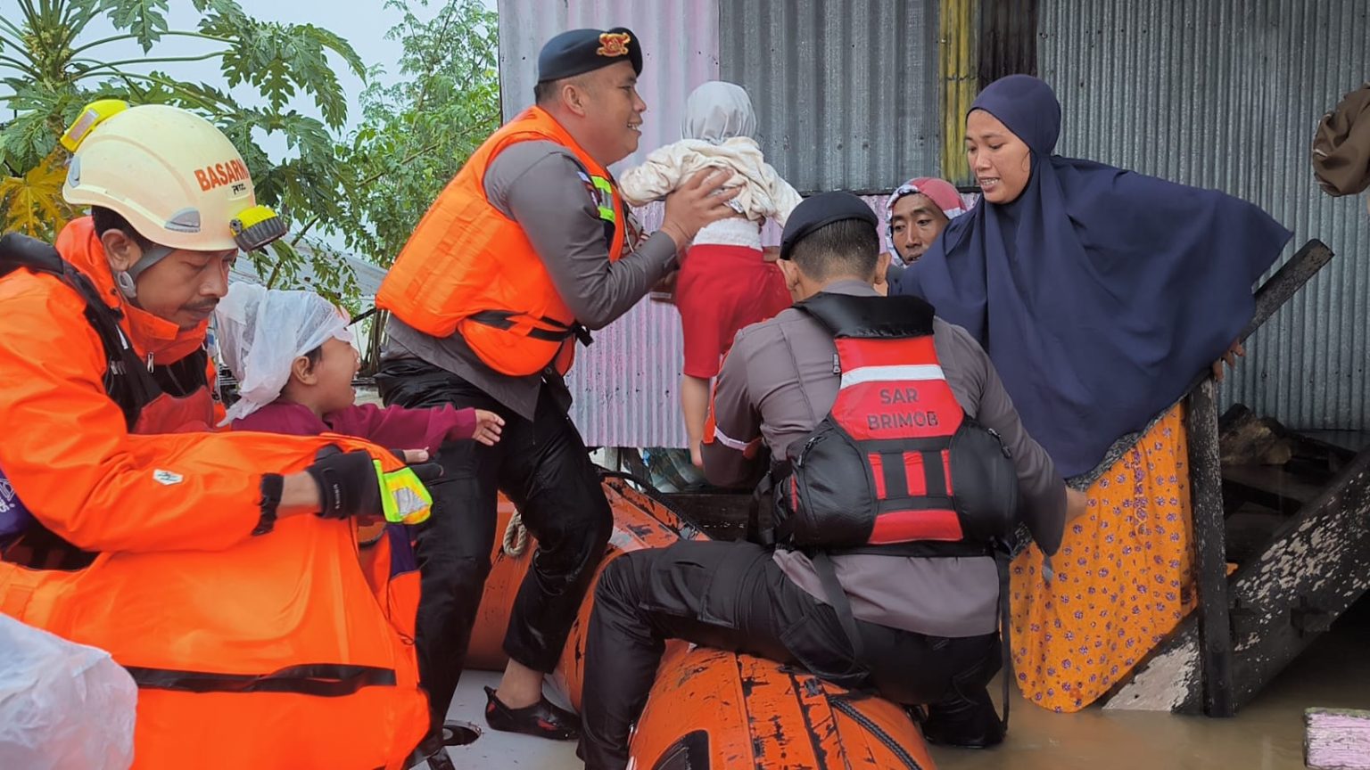 Terjebak Banjir, Tim SAR Brimob Polda Sulsel Evakuasi Balita Dan Lansia ...