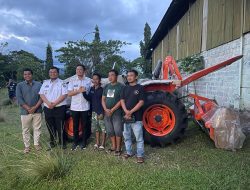 Serahkan Dua Unit Alsintan Bantuan Kementerian Pertanian Ke Kelompok Tani Di Kecamatan Enrekang, Bupati: Diharapkan Bisa Meningkatkan Kesejahteraan Kelompok Tani