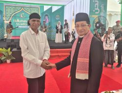 Disaksikan Menteri Agama RI, Hercules Serahkan Bantuan 50 Juta ke Pondok Pesantren As’adiyah Wajo