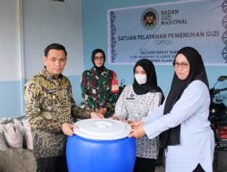 Dukung dan Sukseskan Program MBG, DLH Parepare Serahkan Bantuan Tempat Sampah ke SPPG