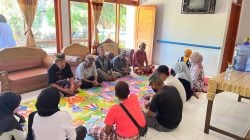 Penyuluh Agama Islam Kantor Kementerian Agama Kota Parepare, Provinsi Sulsel, Arni Madjid saat melaksanakan kegiatan bimbingan dan penyuluhan pada lansia melalui program 'LAHAT' di UPT PPSLU Mappakasunggu Parepare.