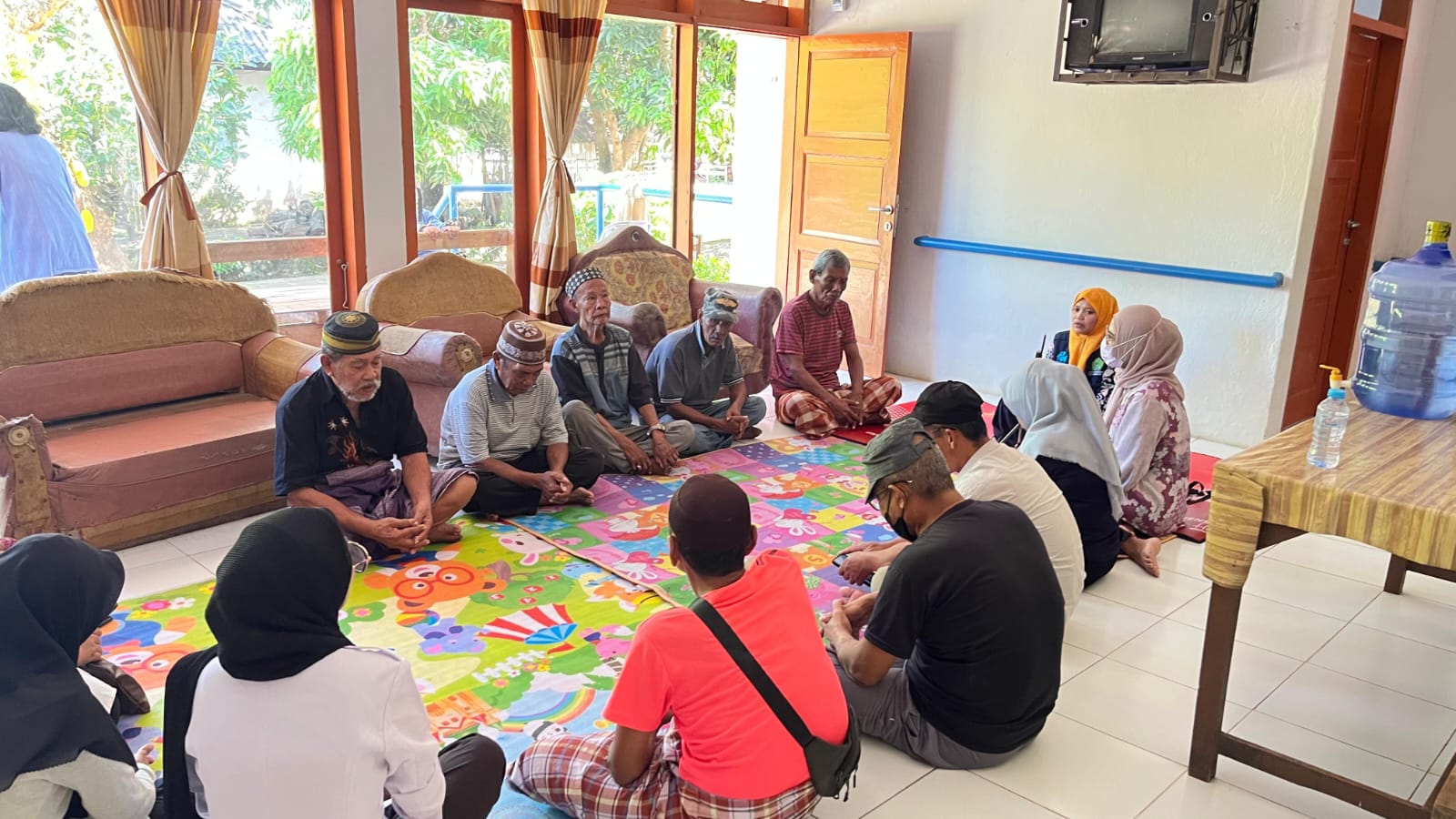 Penyuluh Agama Islam Kantor Kementerian Agama Kota Parepare, Provinsi Sulsel, Arni Madjid saat melaksanakan kegiatan bimbingan dan penyuluhan pada lansia melalui program 'LAHAT' di UPT PPSLU Mappakasunggu Parepare.