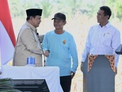 Produksi Beras-Jagung Melimpah, Presiden Prabowo Bersyukur Didampingi Tokoh Patriotik Seperti Mentan Amran