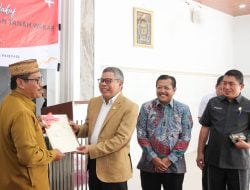 Taufan Pawe, Anggota Komisi II DPR RI Serahkan Sertifikat Tanah Wakaf di Ponpes Zubdatul Asrar NU