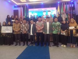 Melalui Gema Tahun Baru Islam 1447 H, Umpar Serahkan Gaji 13 untuk 53 Guru Honorer Non Sertifikasi