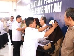 Realisasikan Visi Misi saat jadi Calon Wali Kota, Tasming Hamid Serahkan Seragam Gratis ke Ribuan Siswa SD dan SMP Negeri di Parepare