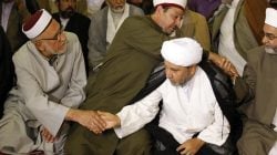 Ulama Syiah dan Sunni saling bersalaman usai melaksanakan ibadah shalat di Mesir.