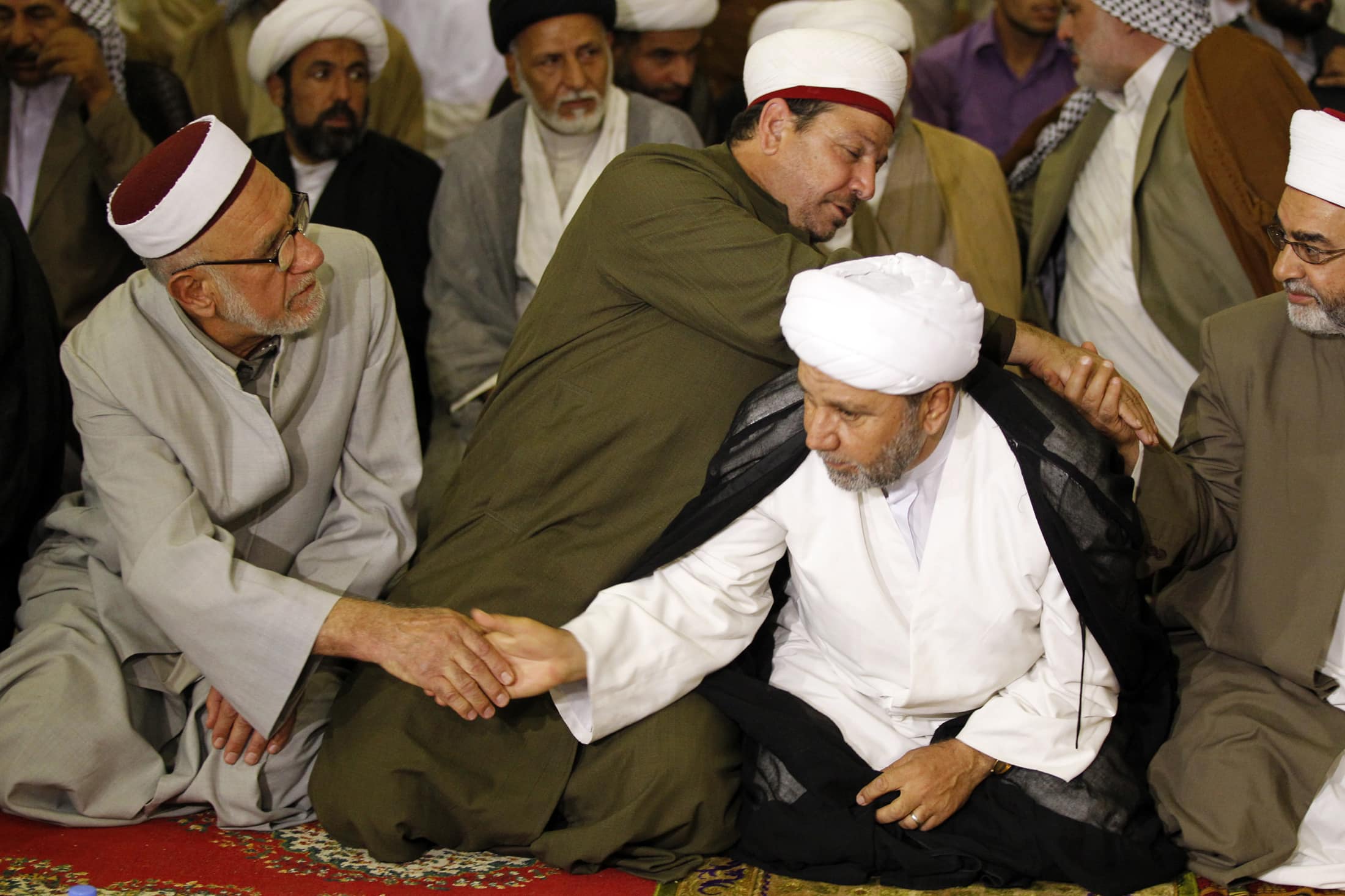 Ulama Syiah dan Sunni saling bersalaman usai melaksanakan ibadah shalat di Mesir.