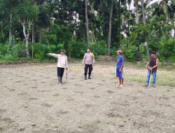 Pastikan Keberhasilan Ketahanan Pangan, Bhabinkamtibmas Polsek Sendana Pantau Jagung di Lalatedzong